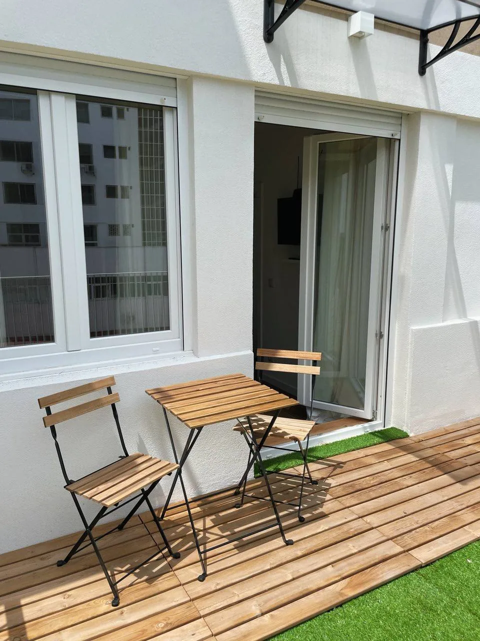 Outdoor dining terrace at Sá da Bandeira Place